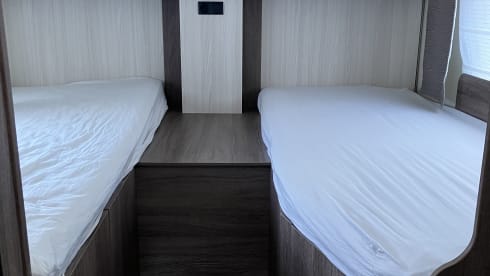 Burstner Lxeo 750 – Spacious, luxurious 4-person camper with pull-down bed, complete kitchen and bathroom