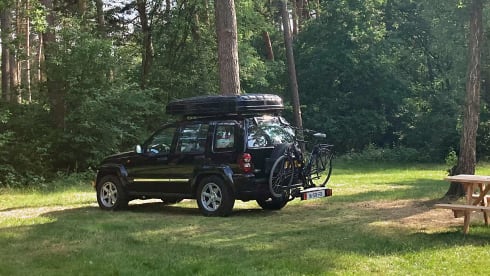 🏕️ Adventure on wheels – Jeep with luxury Vickywood roof tent