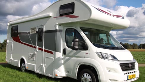 Camper met enkele bedden en alkoof!