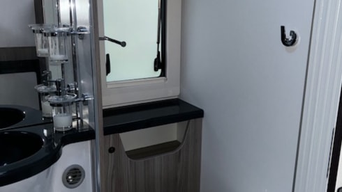 Beni – 6 Berth / 6 Seatbelt Benimar Primero 313