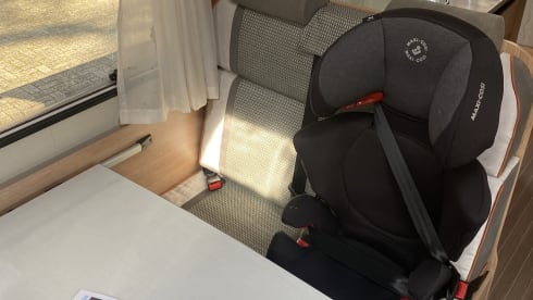 De Glucksmobil! – 6 person family camper Alcove