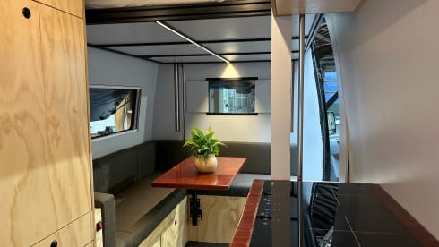 De Craftallic – 3-person camper van with lift bed