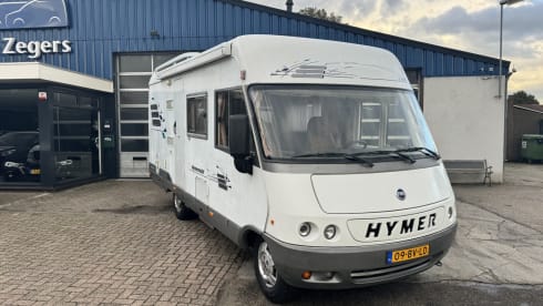 E610 gezinscamper – 4p Hymer integrated 6.2m