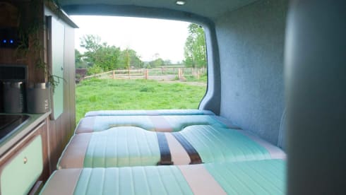 Pretty Green – Volkswagen campervan met 2 slaapplaatsen uit 2006