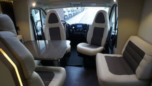 No Work Team – Adria Coral Plus mit E&P-Level-System. Max 2 Personen, nur Erwachsene.