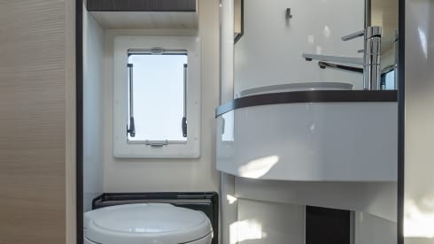 Chausson 3 – beautiful family camper, 5 persons with automatic transmission, built in 2024