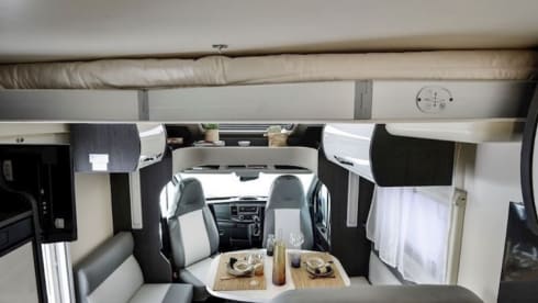 Roller Team 685 model with 2 cabins  – 2022 5 Sleeper/5 belts / Manuel 