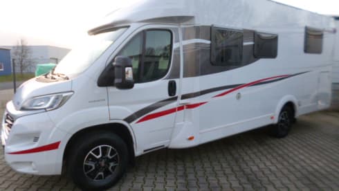 Corry – 5 person camper with electric lifting bed and length beds