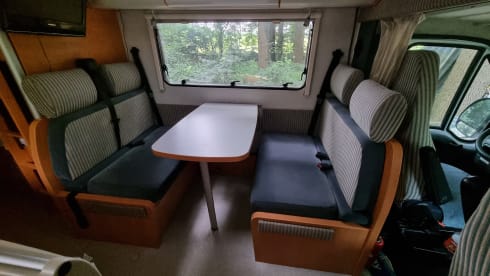 Compact 4p Hymer alcove with bunk bed