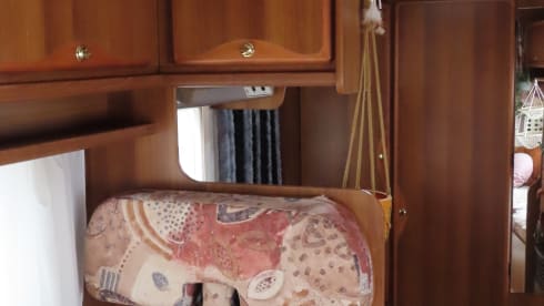 De Roze Olifant – Spacious family camper - 7p Ford alcove from 1998 