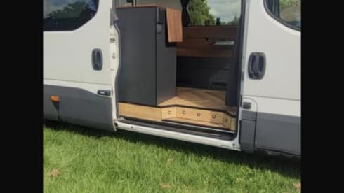 Luxuriöser, autarker Campervan mit Automatikgetriebe.