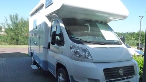 Nice compact camper for 4 people.