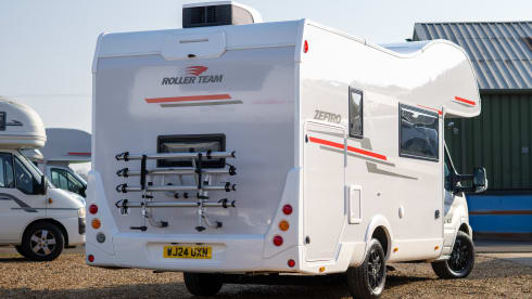 UXN – 6 berth | 3 Large Beds | Air conditioned | Zefiro 675