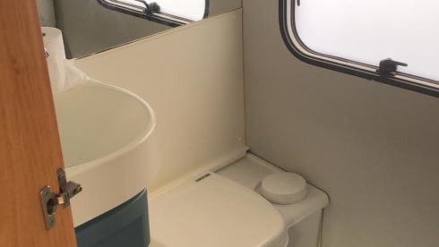 SPACIOUS CLEAN FAMILY CAMPER LARGE AND HANDY WITH NESPRESSO;)