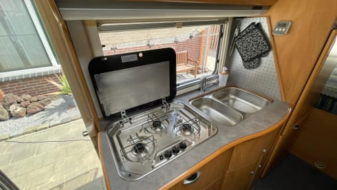 Camper verhuur Deurne – Complete hymer camper with inventory for rent 4p air conditioning