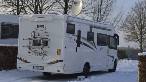 Découvrez notre camping-car McLouis luxueux et pratique - idéal pour les familles !