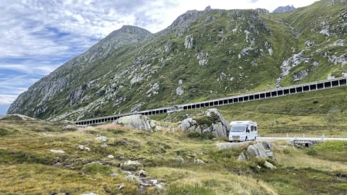 De Ixeo – Neat complete family camper for rent Burstner Ixeo
