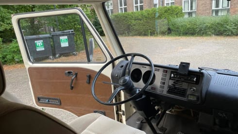2p Volkswagen campervan uit 1977
