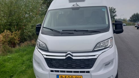 Camp Adventure –  Adria Twin mit zwei Einzelbetten und komplett ausgestattet