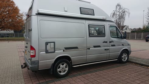 2-person Mercedes-Benz bus from 2003