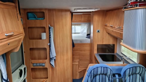 Very luxurious and spacious 4 person Alcove camper with 2 fixed spacious beds