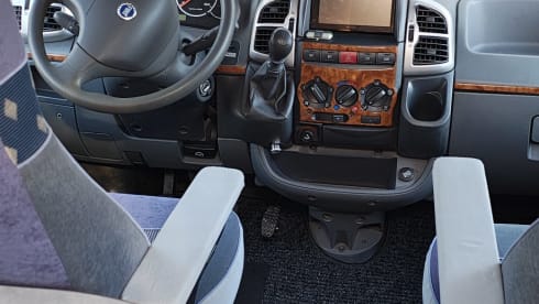 Goeske – Camping-car intégré 4 places Bürstner Elegance I710 avec lits jumeaux