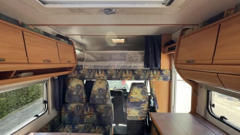 Luxury 4 person LMC - Off grid - 210 Amp - 220V - LPG cooking/heating