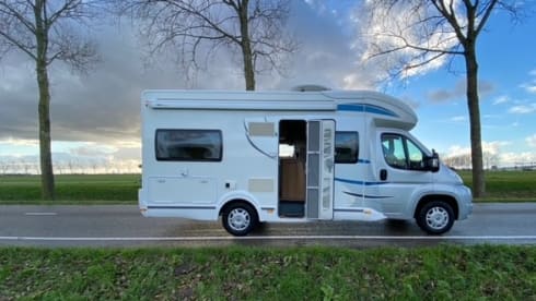 Luxurious, spacious and fully furnished 4 pers. motorhome.