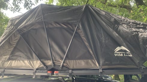 Simba – Keep smiling with this Suzuki Jeep with roof tent!