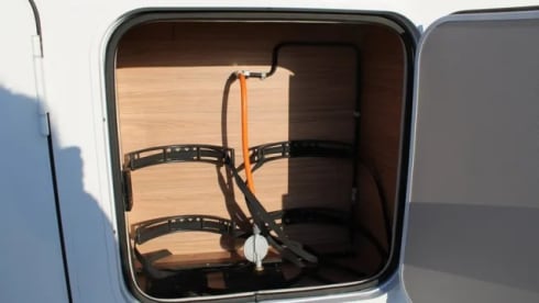 Roxi – Beautiful, luxury Dethleffs semi-integrated camper (4p) from 2021 (incl. Maxx fan!)