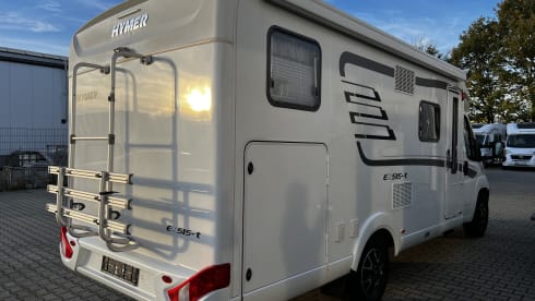 Guusje – Hymer with length beds super luxury camper