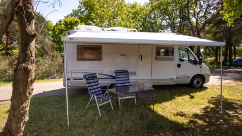 Paleisje99 – Camping-car Bürstner (2004) complet et puissant, avec 4 ceintures de sécurité et 3 couchettes.
