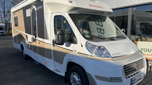 Sjors – Fiat Ducato Dethleffs Queens bed