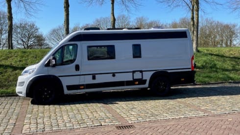 Tough 2022 Fiat Ducato with longitudinal beds, off-grid.