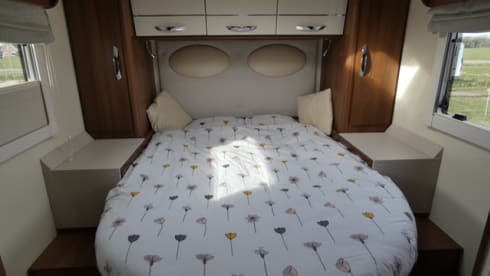 Luxurious spacious 4p camper with queen bed and pull-down bed