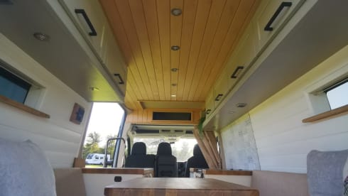 Simon – Volkswagen Crafter Luxus-Wohnmobil mit 4 Schlafplätzen