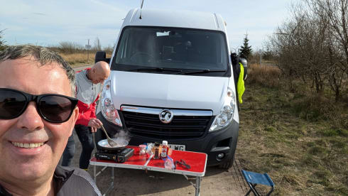 McHaggis – Stealth camper met 5 zitplaatsen en SUP's voor het verkennen van Schotland