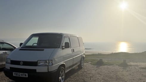 Readers (ready for anything) – 2 berth Volkswagen campervan from 2002