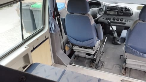De Rode Smurf – The red smurf, reliable bus camper, for itself an entire family.