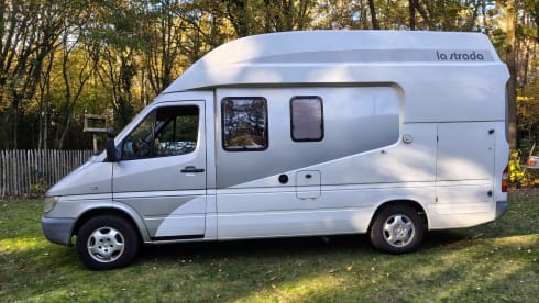 2-person Mercedes-Benz bus from 2002