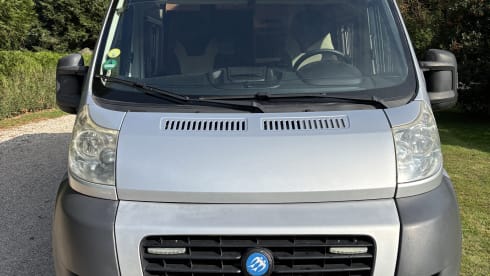 Comfortabel op avontuur als gezin van 4 of met z’n tweeën – 4P bus camper Fiat Ducato - Knaus Boxstar (transverse bed 2P + lifting bed 2P)