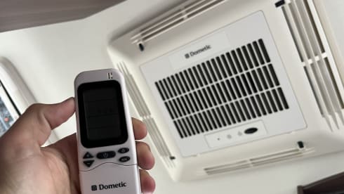 Joep – Luxe Bürstner camper > KINGSIZE BED  (TV-AIRCO-VRIJE KM)