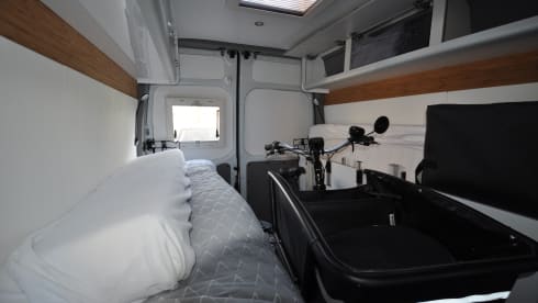 Fully equipped 2-person Renault camper van with bed up to 175 x 205 cm