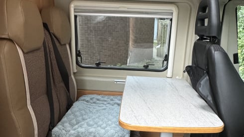 2p Pössl bus uit 2016