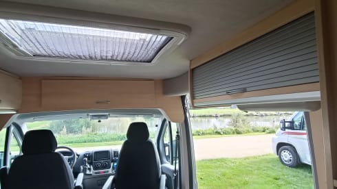 Avanti La Strada – Luxury Bus Camper | 4 sitting/3 sleeping | Kitchen/Toilet/Motorcycle air conditioning/Bicycle carrier