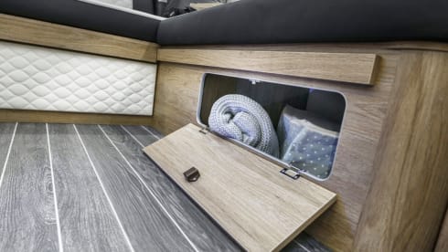 LUX 6 berth & 5 seatbelts – WiFi, 2 TV's, Pets ✅, Bikes ✅, Table & Chairs