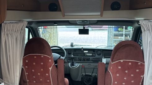 2p Bürstner semi-integrated uit 2008