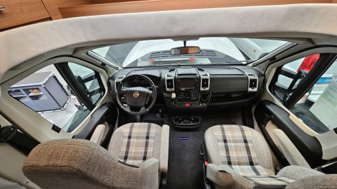 Bertha – Very Luxury, 2 or 4 person LMC semi-integral camper (automatic)