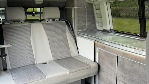 Witte VW California – Volkswagen CALIFORNIA T6 Edition (4p) from 2018. Possibly. with motorcycle trailer