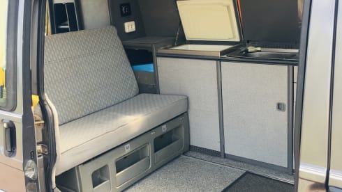 “De Dromedaris” –  VW T4 Multivan raised